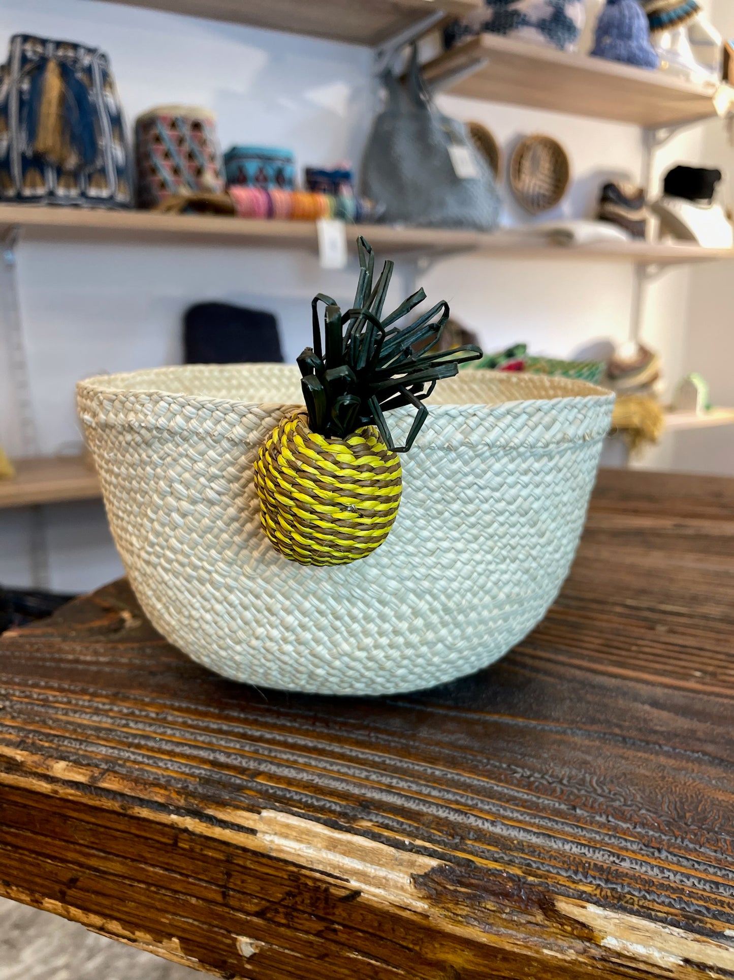 cestina iraka con ananas tessuta a mano in Colombia