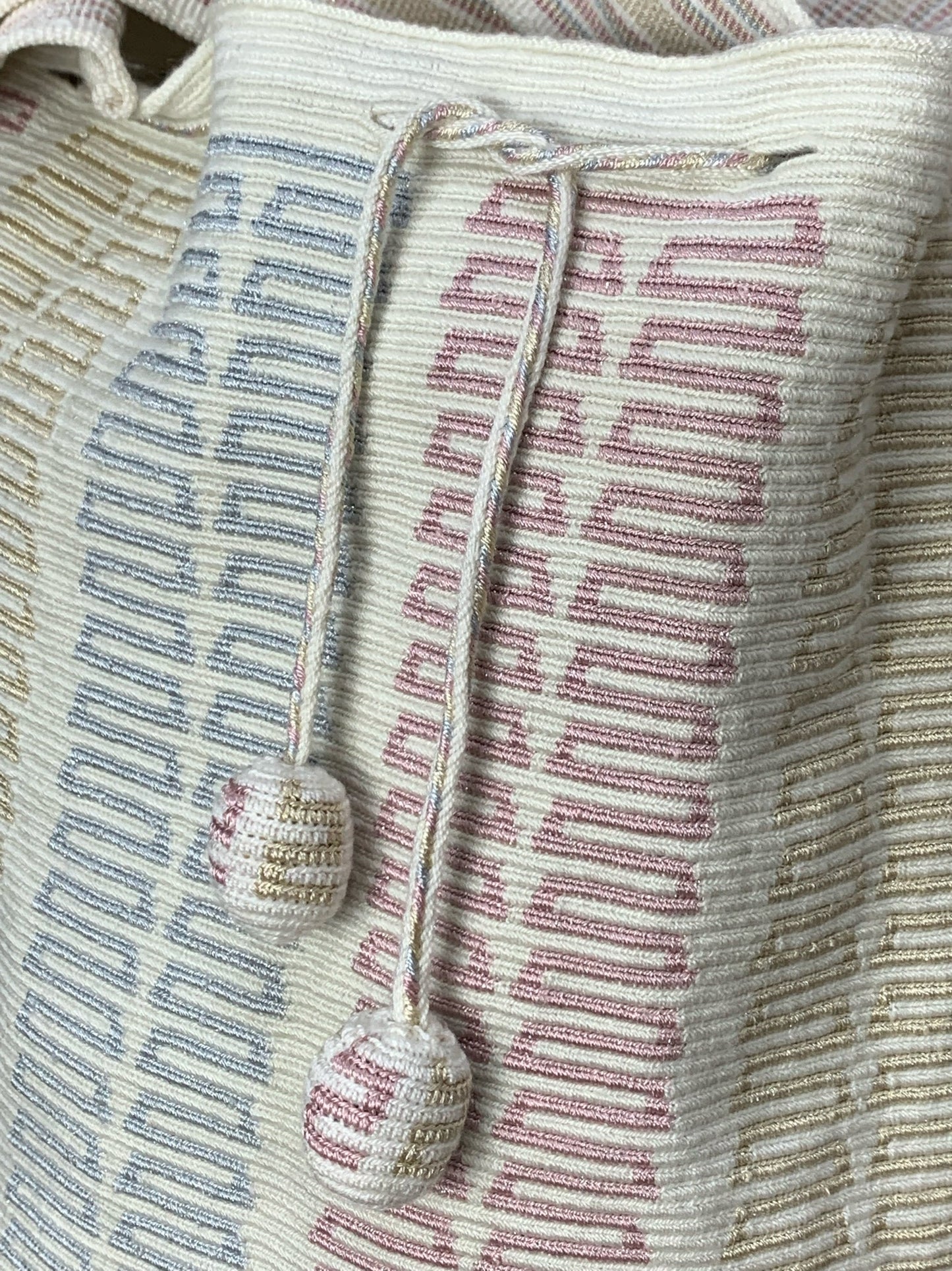 MOCHILA "INTERVENIDA" TESSUTA A MANO, 40,5 x 28 cm