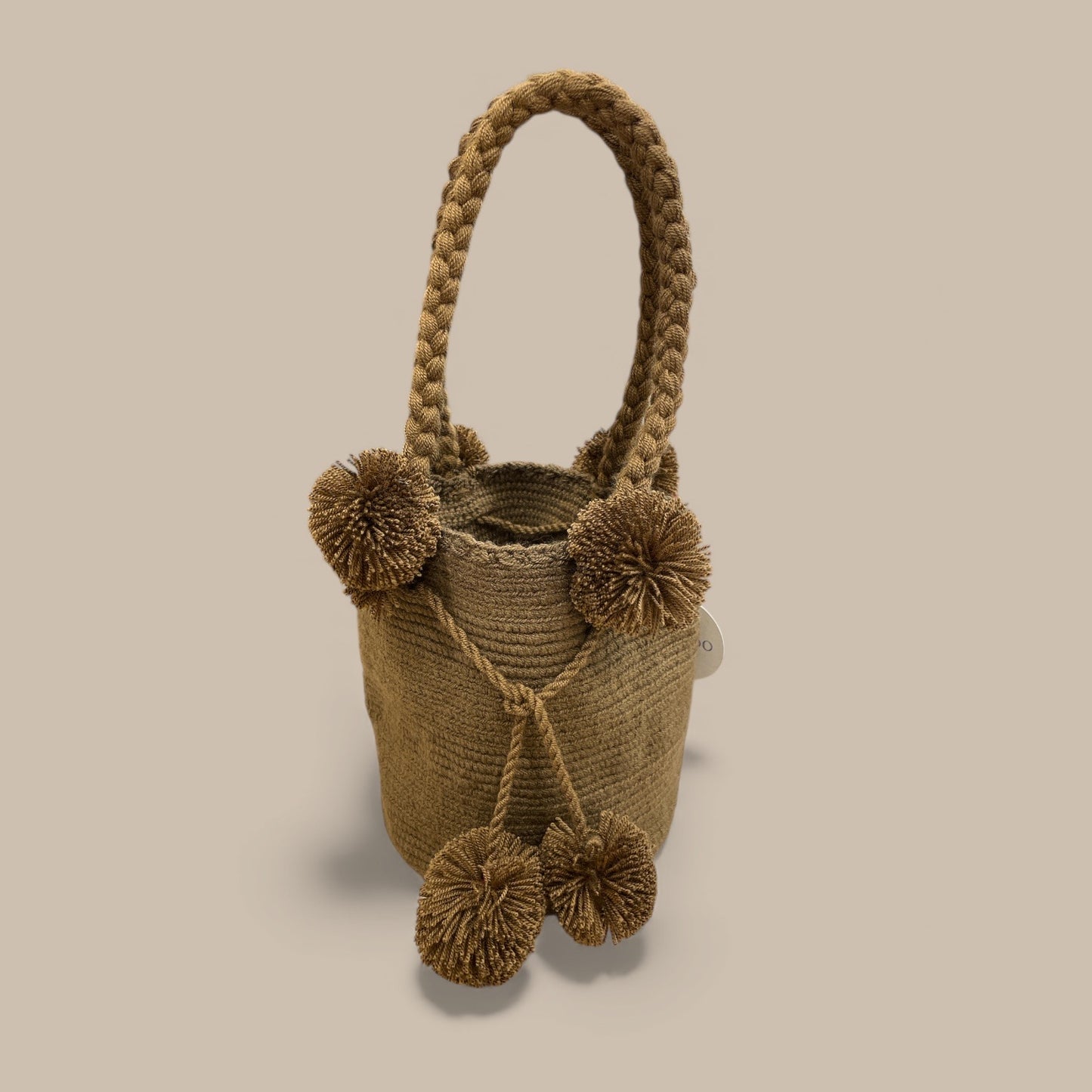 Mini mochila Wayuù beige oscuro con pompon decorativi borsa artigianale Colombia
