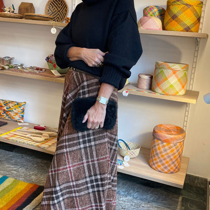 Pochette in pelo di alpaca grigio artigianato peruviano fatto a mano colore nero con modella in piedi