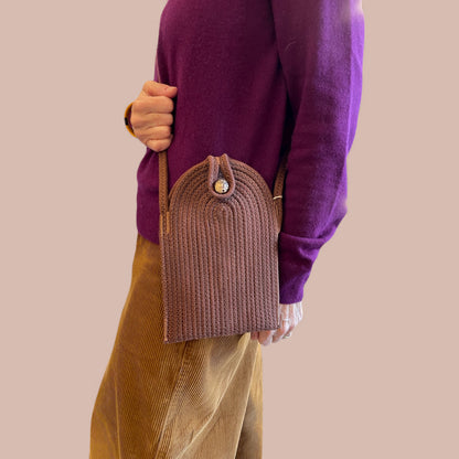 Portacellulare tracolla marrone vista laterale dettaglio chiusura bottone artigianale, indossata