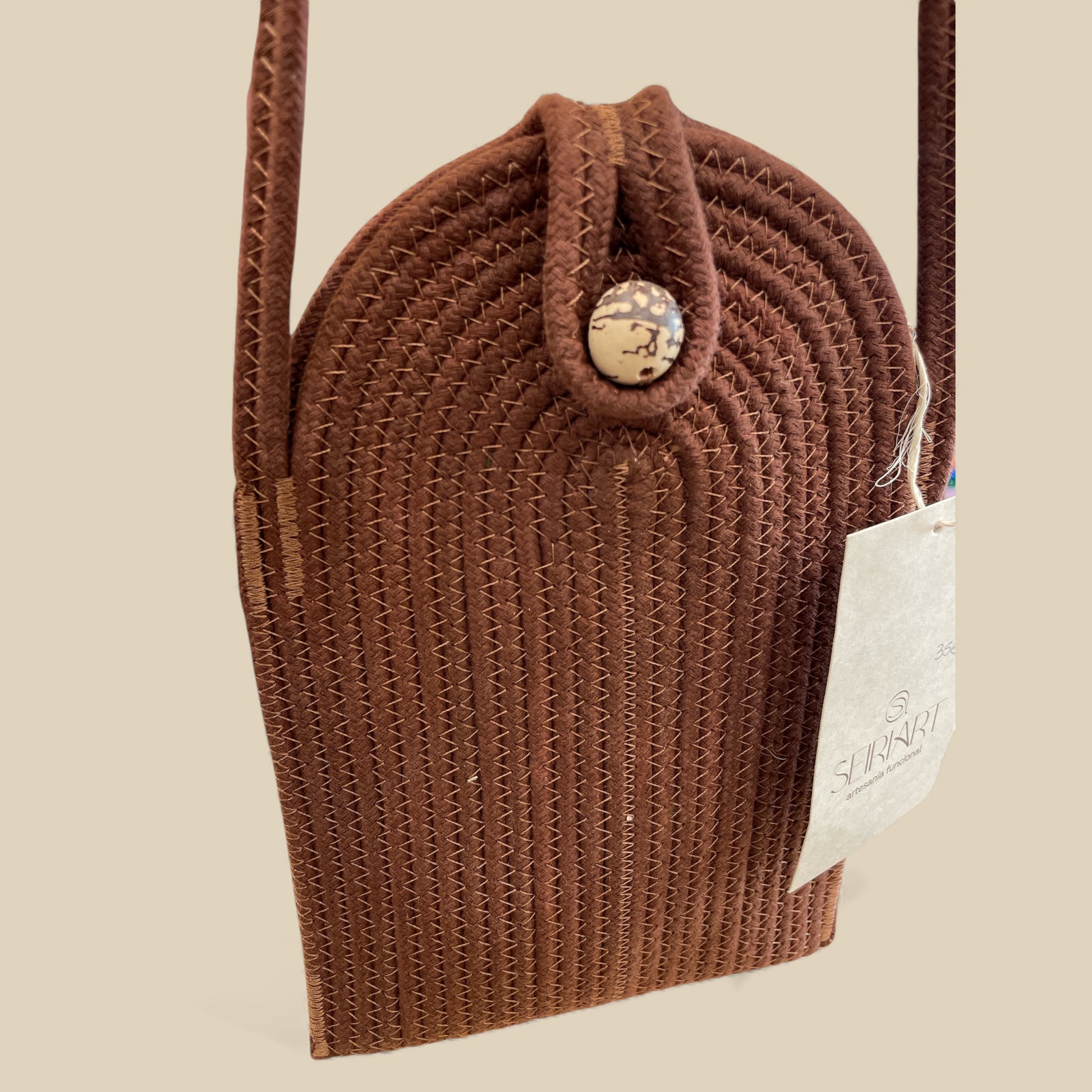 close up Borsa portacellulare marrone tracolla regolabile accessorio pratico