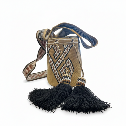 borsa mochila wayuu a tracolla con pompom