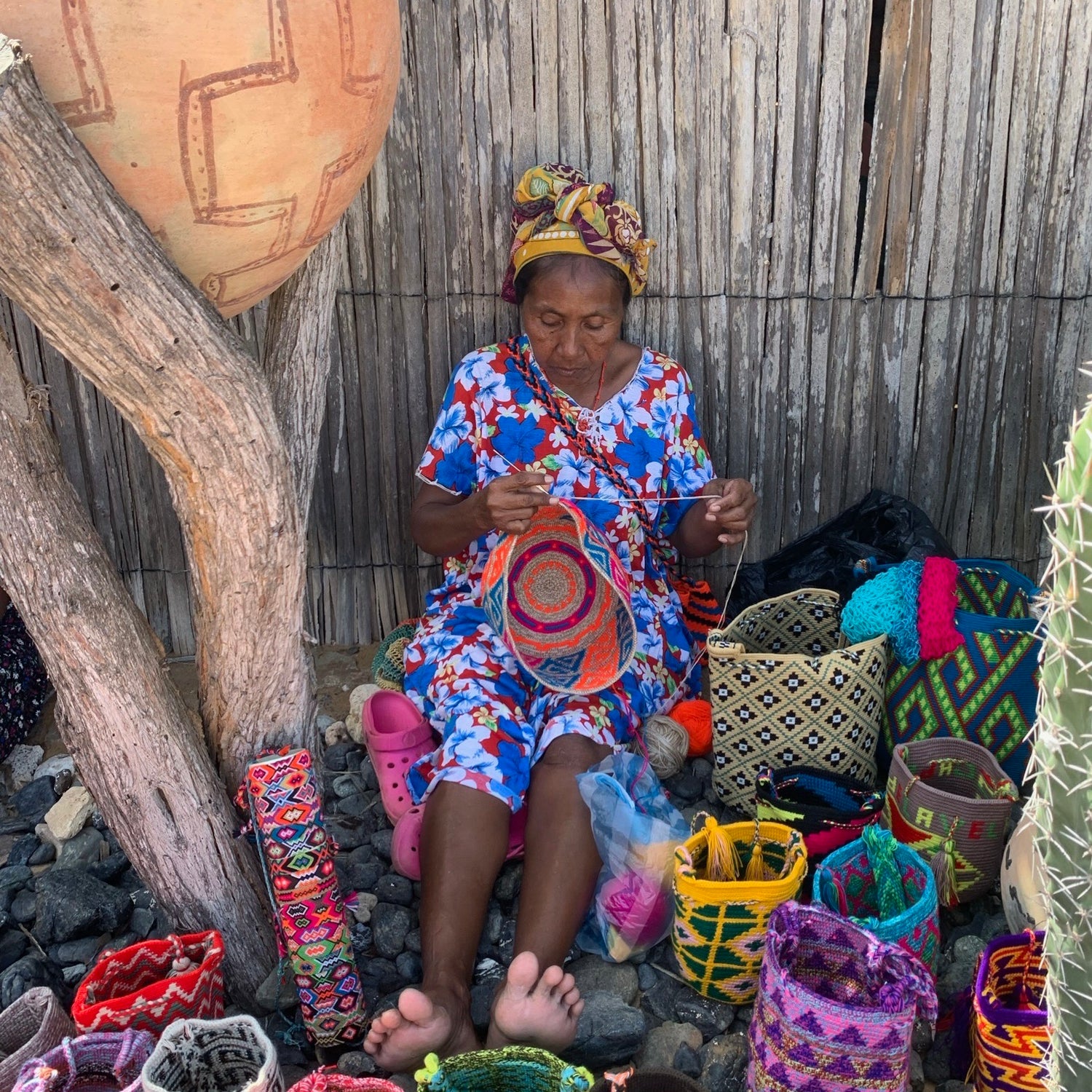 donna indigena wayuu lavorando al crochet mochila penisola della guajira