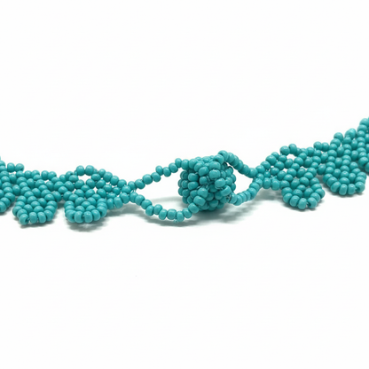 Detalle del cierre ajustable del collar Embera - Sistema de cierre artesanal