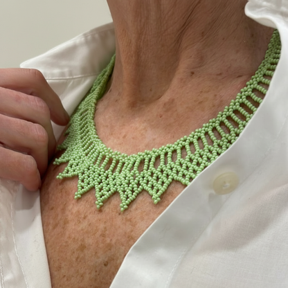 Dettaglio tessuto Collana Embera Media tecnica tradizionale artigianato indigeno
Dettaglio tessuto Collana Embera Media tecnica tradizionale artigianato indigeno