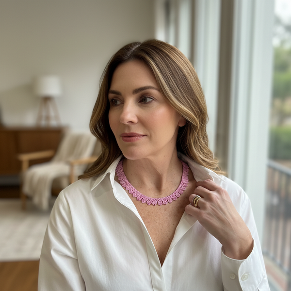 Modelo luciendo Collana Embera Piccola - Joyería artesanal étnica hecha a mano